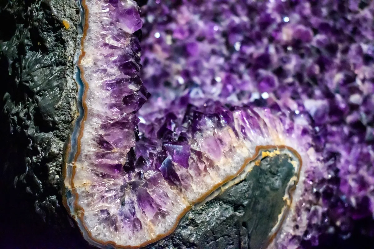 Géode d'améthyste : cristaux de quartz violet sur leur gangue