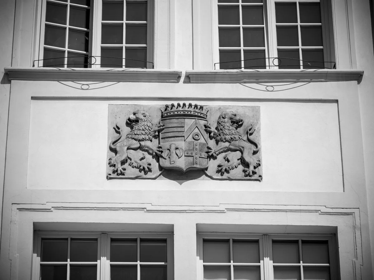 Blason héraldique animal sculpté dans la pierre