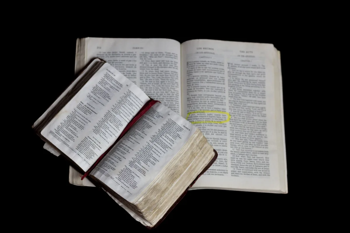 Pages d'une bible ouverte, texte évoquant les sept jours de la création