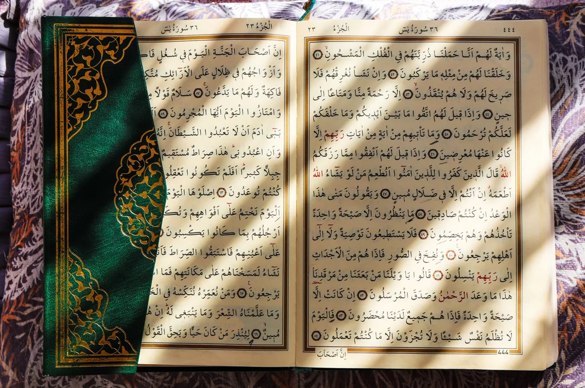 Coran ouvert, texte évoquant le chiffre sept dans la tradition islamique