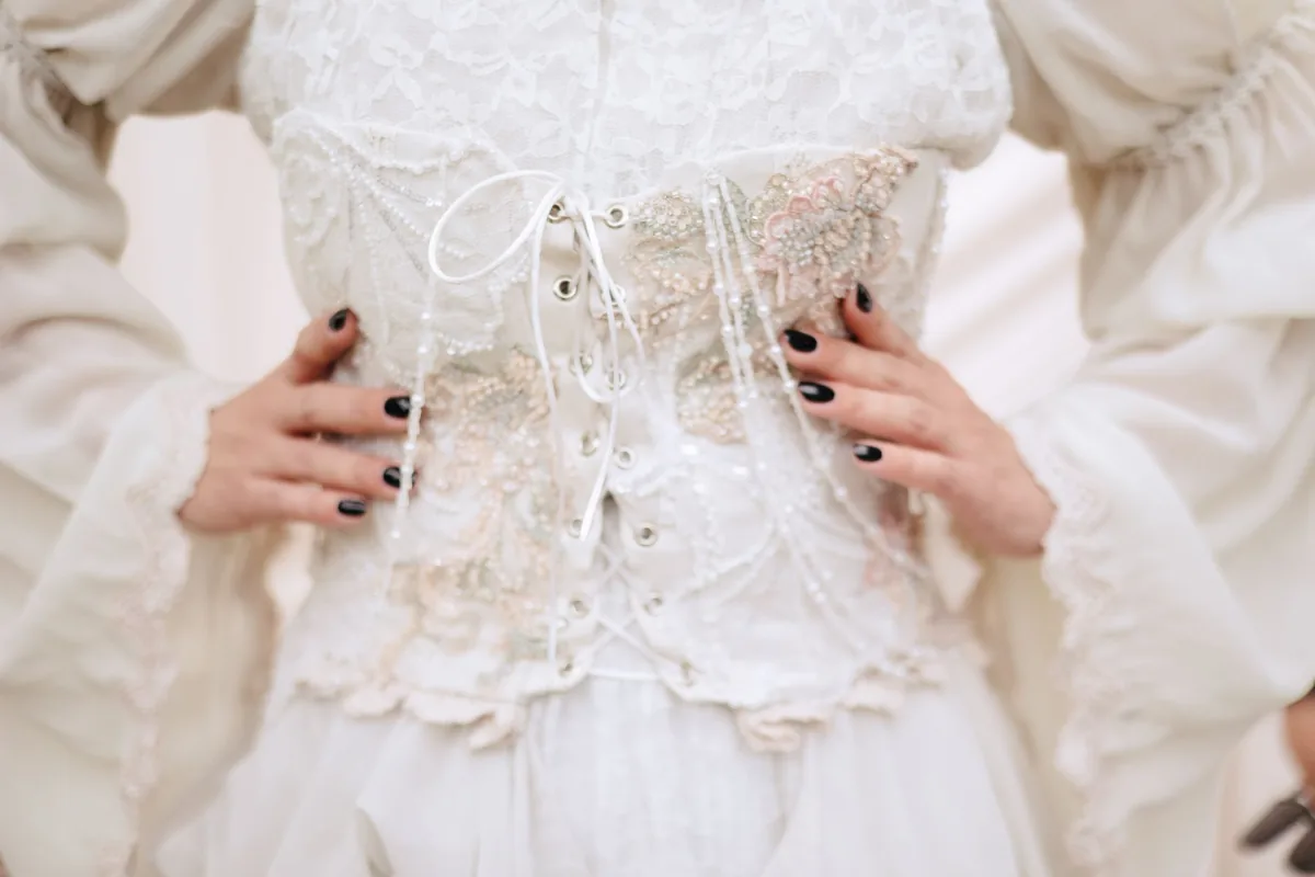 Corsage de robe de mariée blanche en dentelle, détail