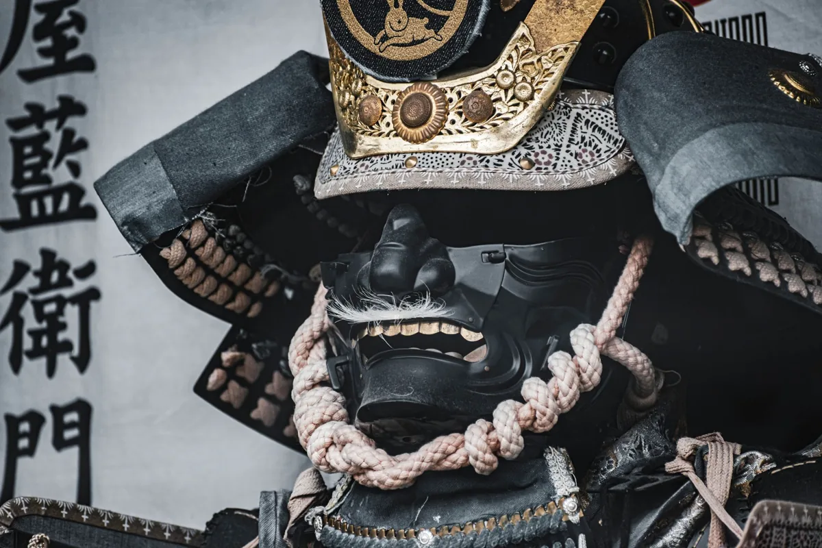 Casque japonais ancien, illustration de l'armurerie samouraï où le motif de libellule était employé