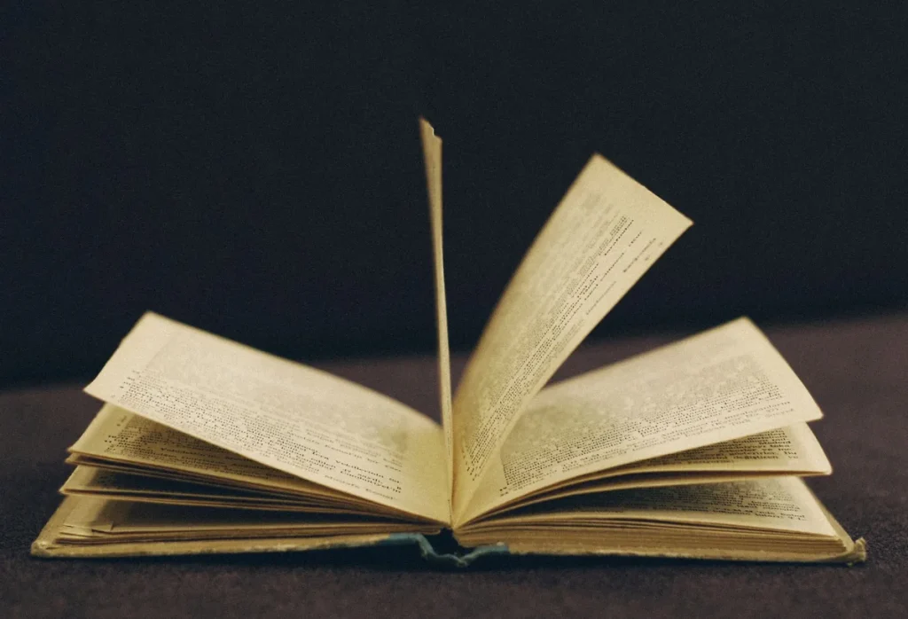 Livre ancien ouvert sur des pages jaunies