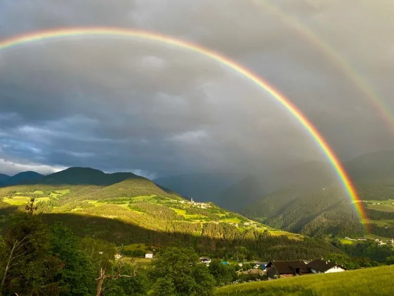 Signification de l\x27arc-en-ciel : symbole, mythes, histoire