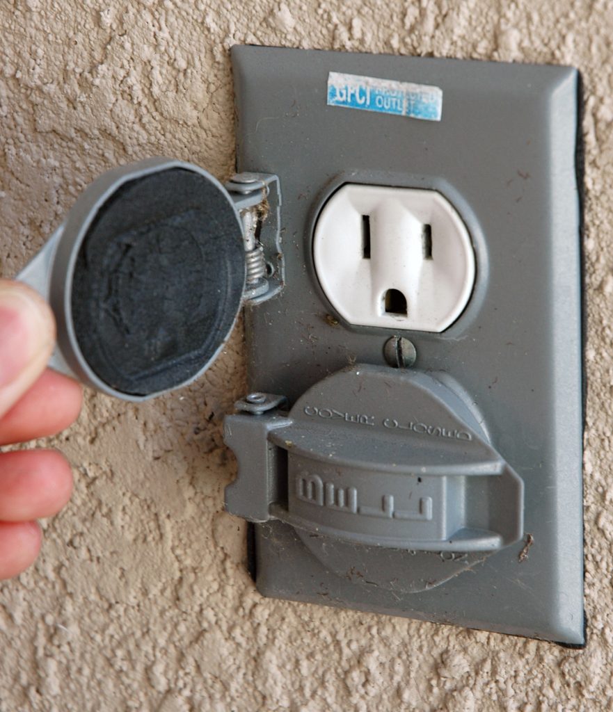 Prise électrique à surveiller en cas de bourdonnement
