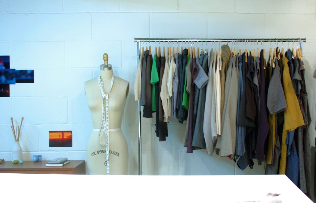 Vêtements usés triés avant upcycling