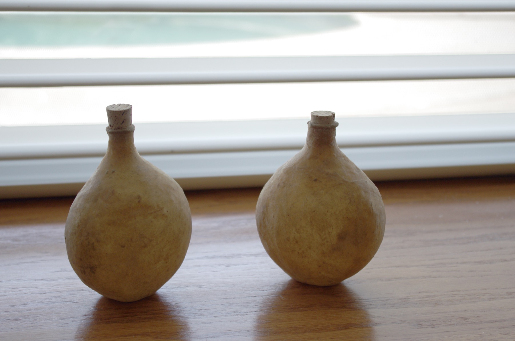 flacons traditionnels en cuir pour conserver l'oud et les huiles de parfum concentrées