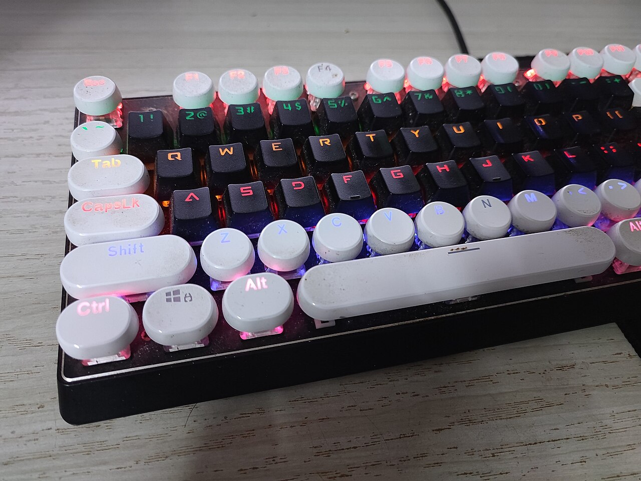 Gros plan sur un clavier mécanique d'ordinateur, touches rétroéclairées