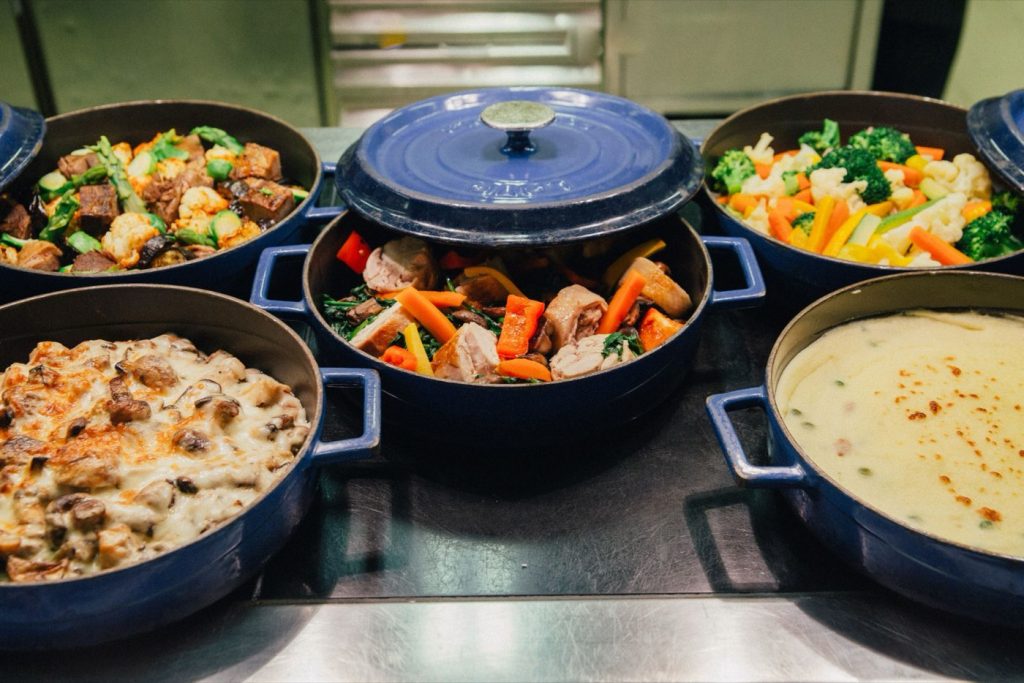 Cocotte en fonte : Le Creuset ou Staub, lequel choisir ?