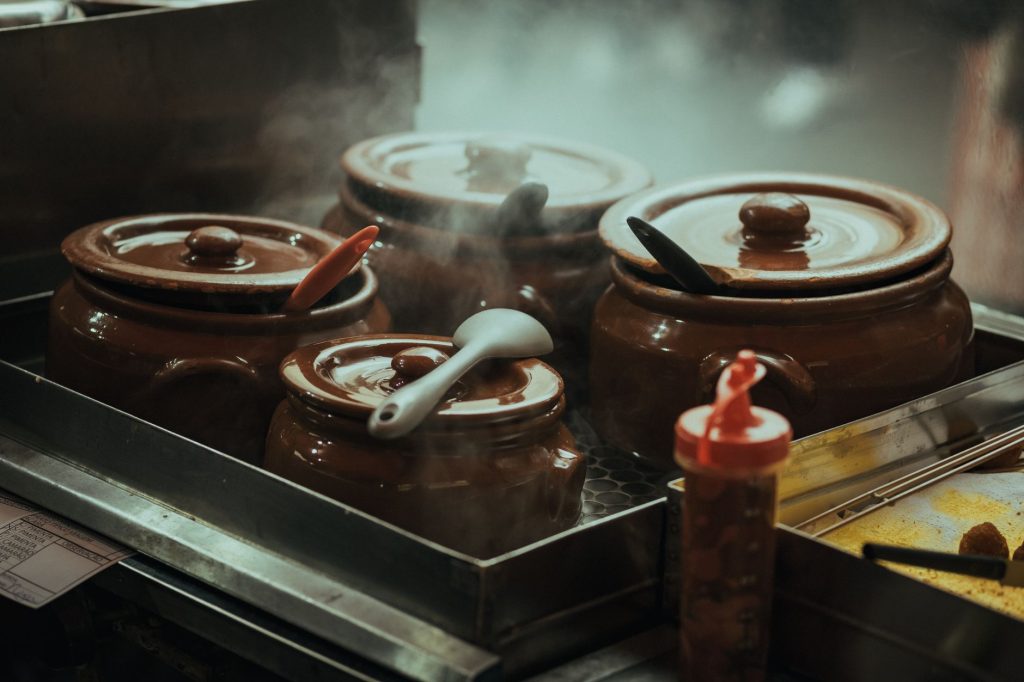 Cocotte en fonte : Le Creuset ou Staub, lequel choisir ?