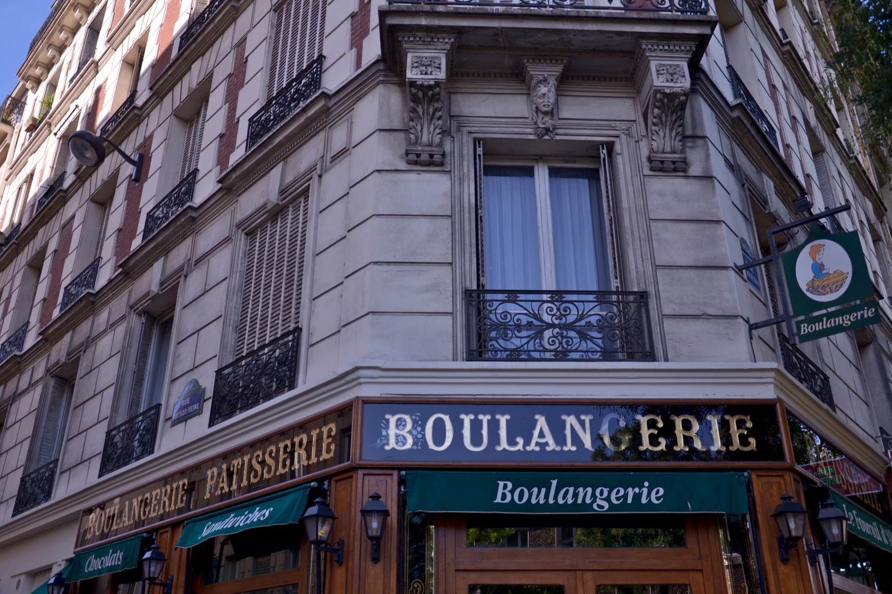 façade d'une boulangerie artisanale de quartier, vitrine et enseigne visibles