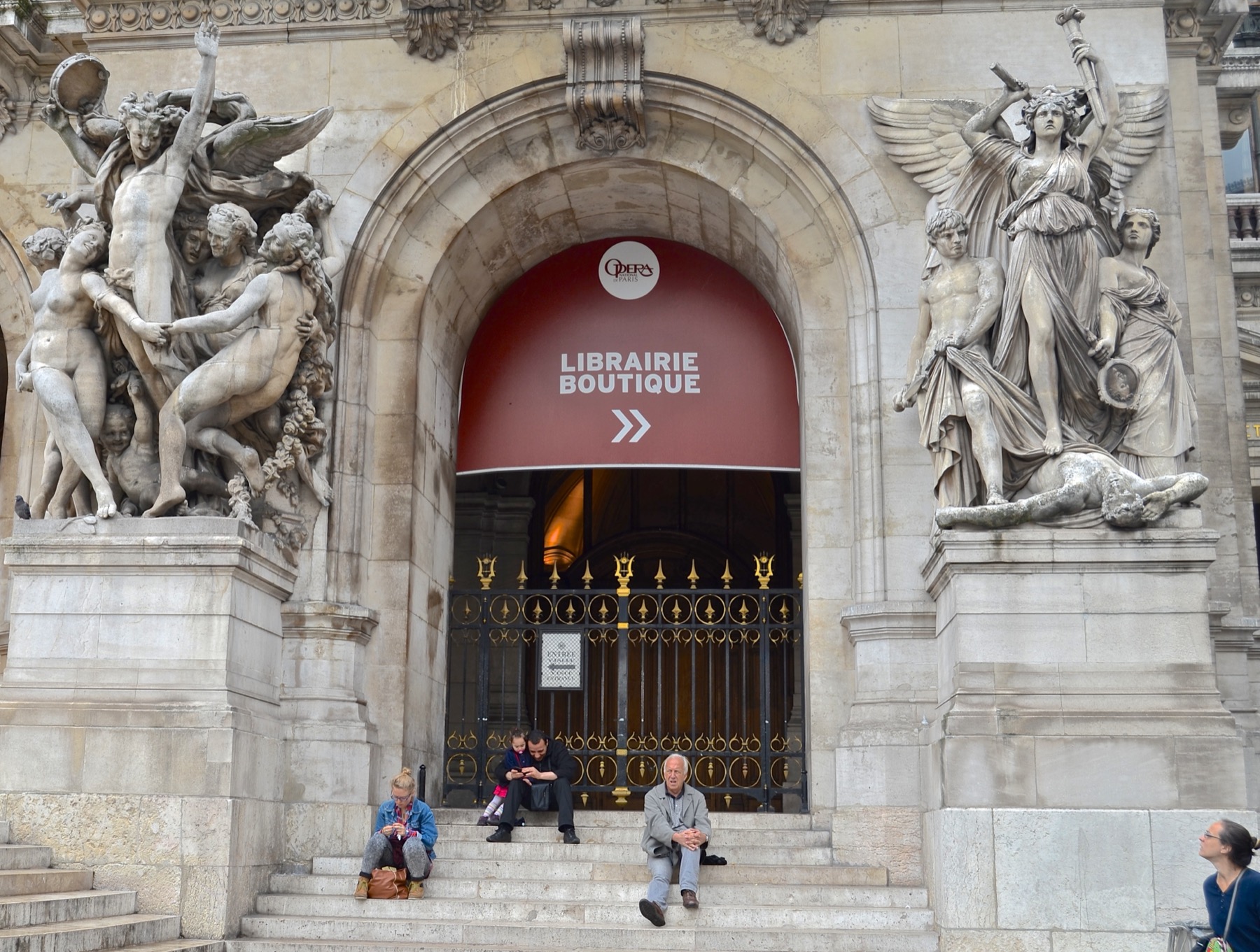 vitrine d'une librairie-boutique en centre-ville, façade et enseigne visibles