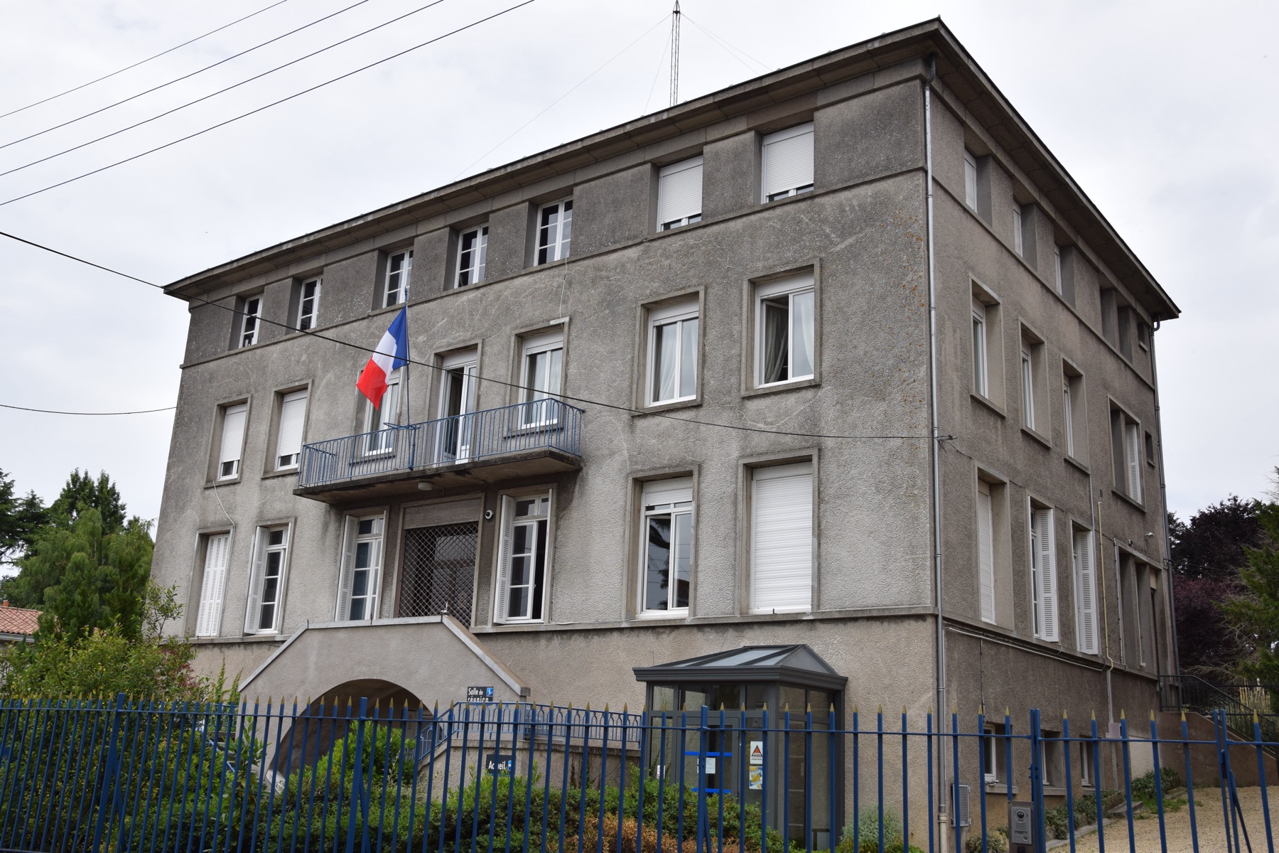 façade d'une sous-préfecture française avec drapeau tricolore, dossier de titre de séjour