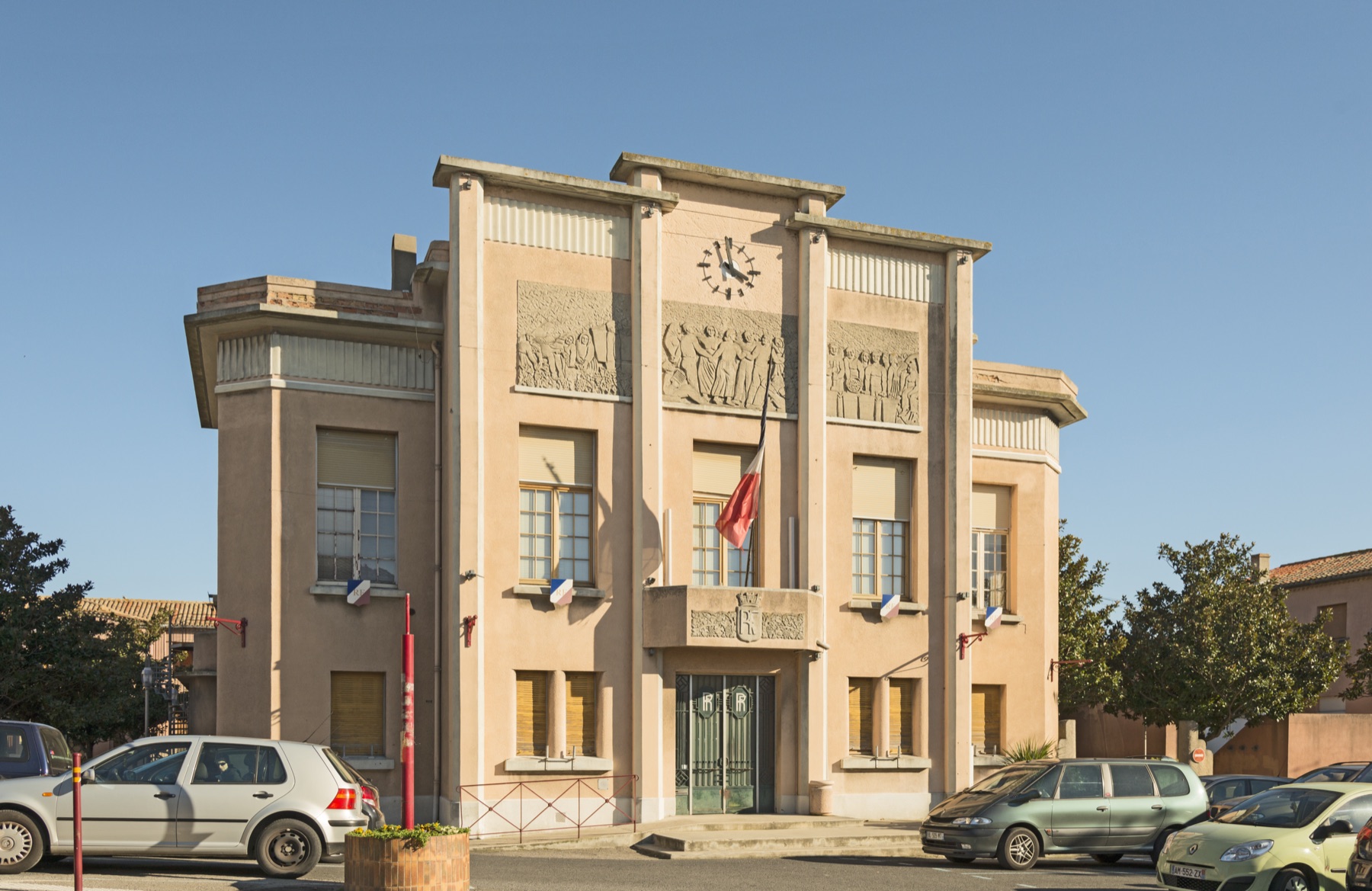 façade d'une mairie française avec drapeau tricolore, où se publient les bans de mariage