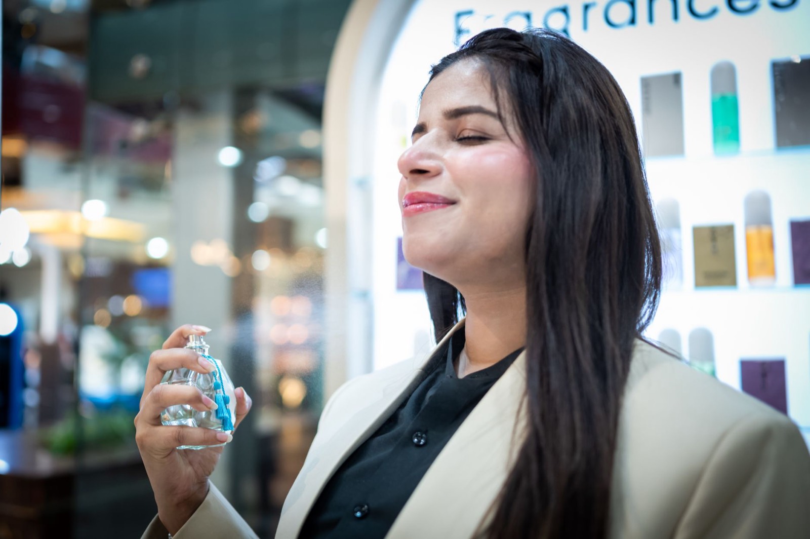 Femme testant un parfum sur une bandelette en papier