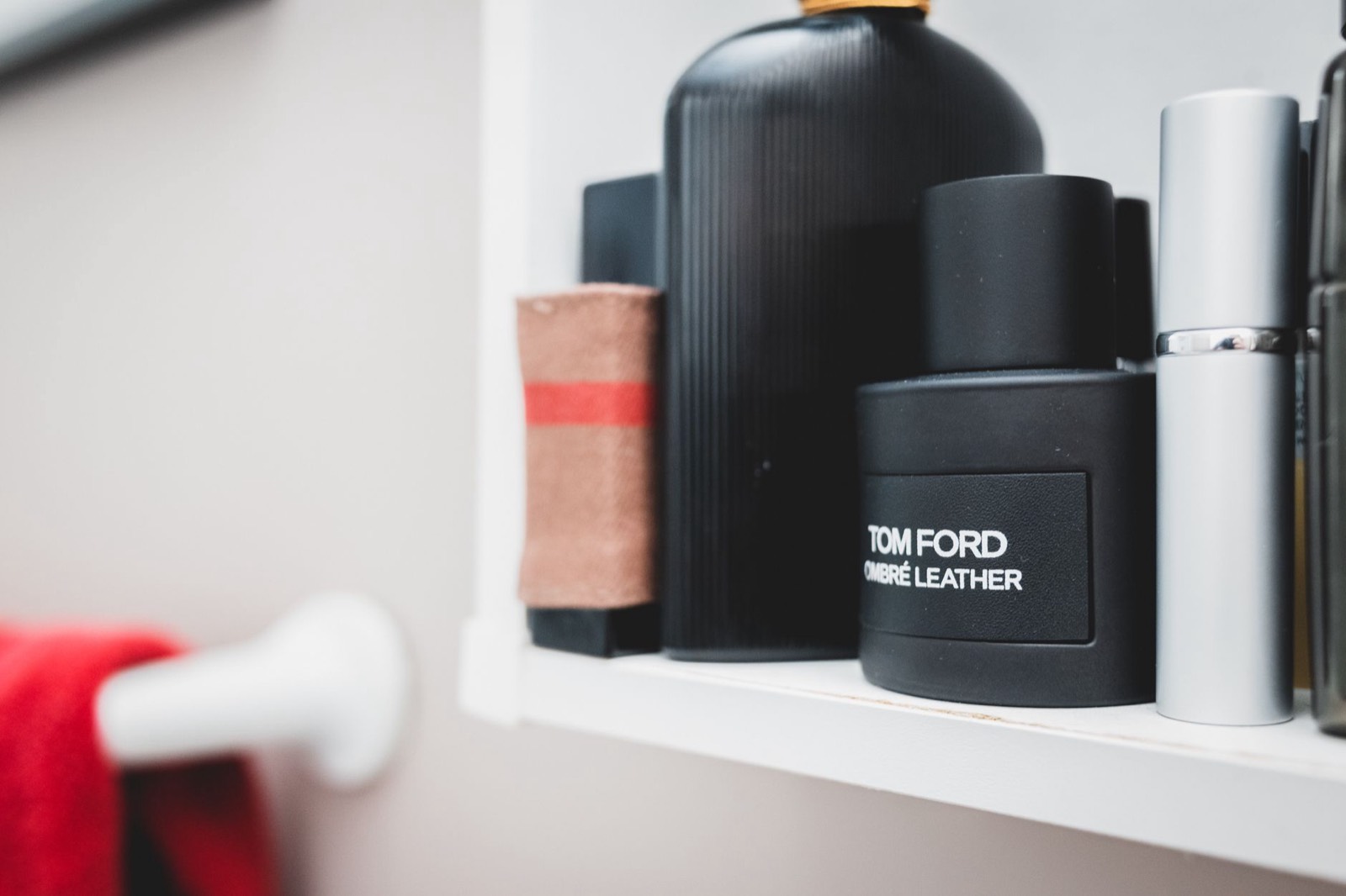 Flacons de parfum alignés sur une étagère
