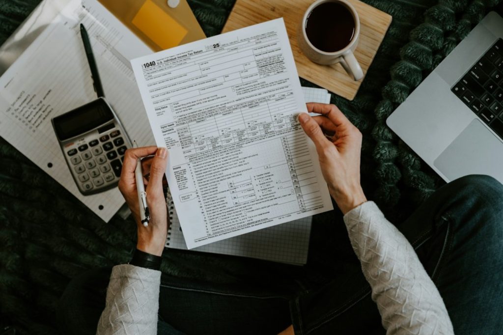 Comment réduire ses impôts : la charge à vérifier avant toute niche fi