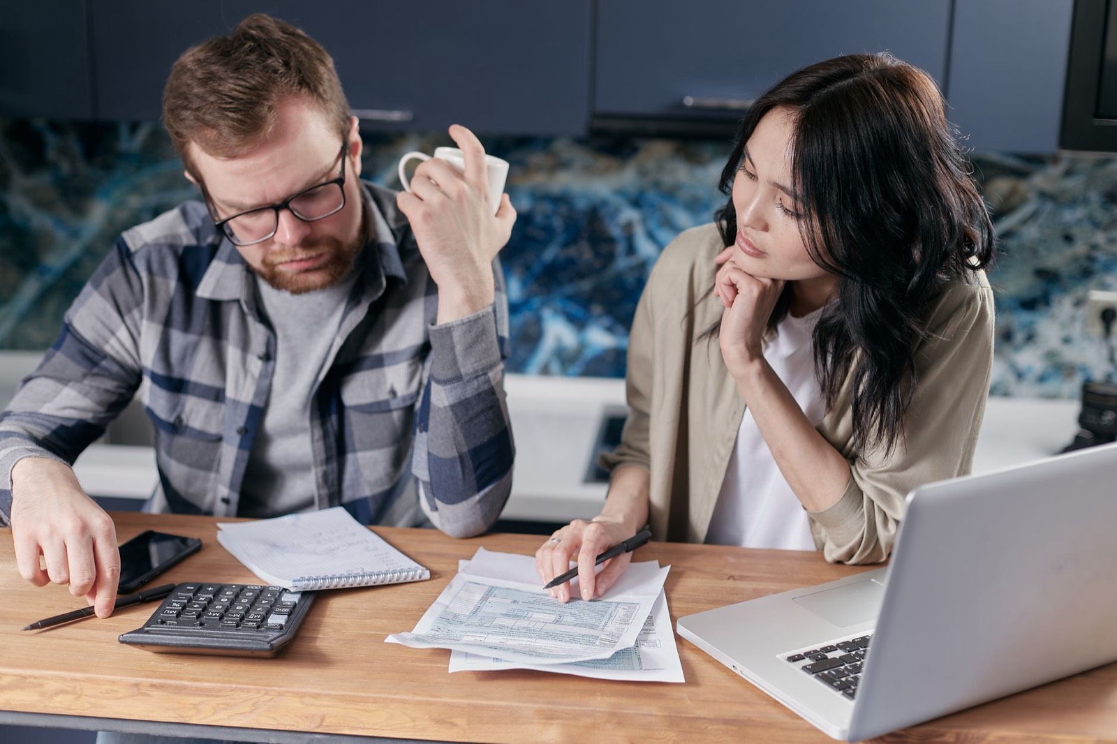 Budget familial, calculatrice et documents fiscaux sur une table
