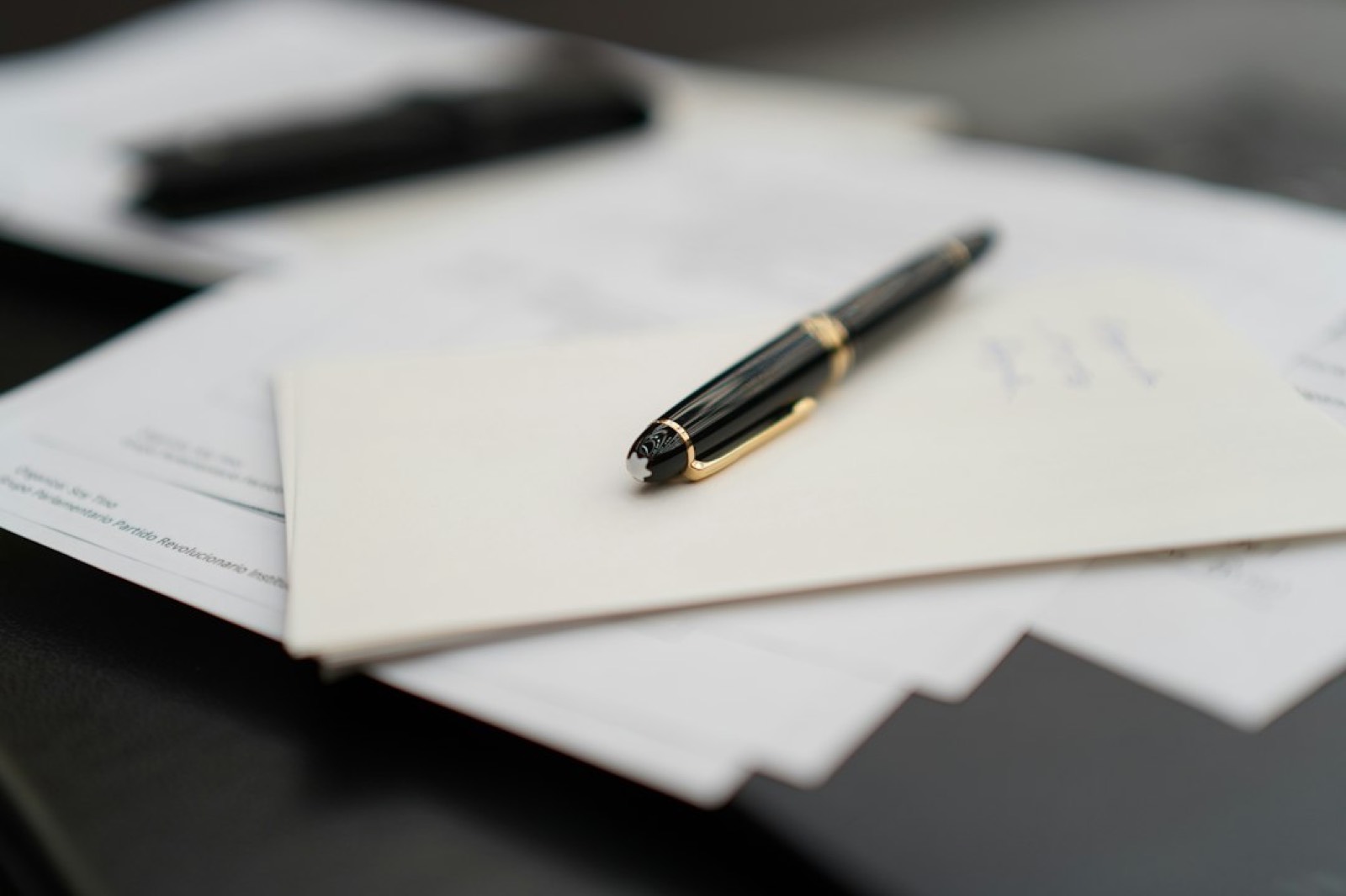 Stylo posé sur un contrat de mandat immobilier prêt à être signé