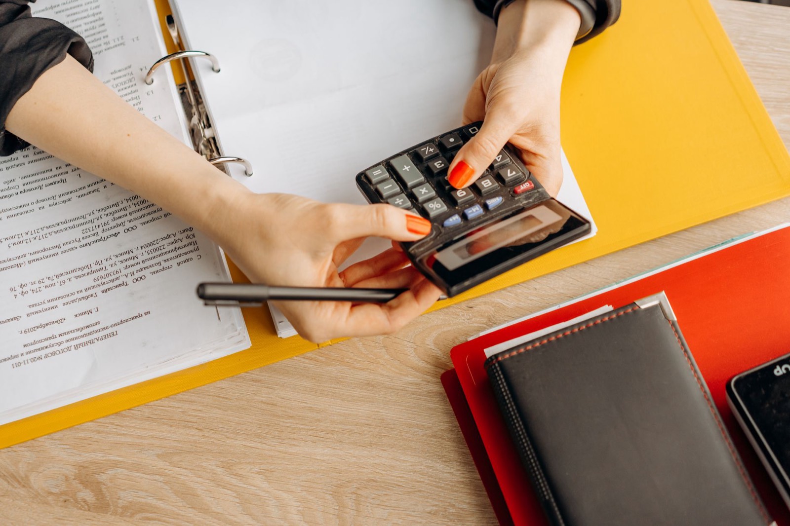 Calculatrice, documents et contrat de commission sur un bureau