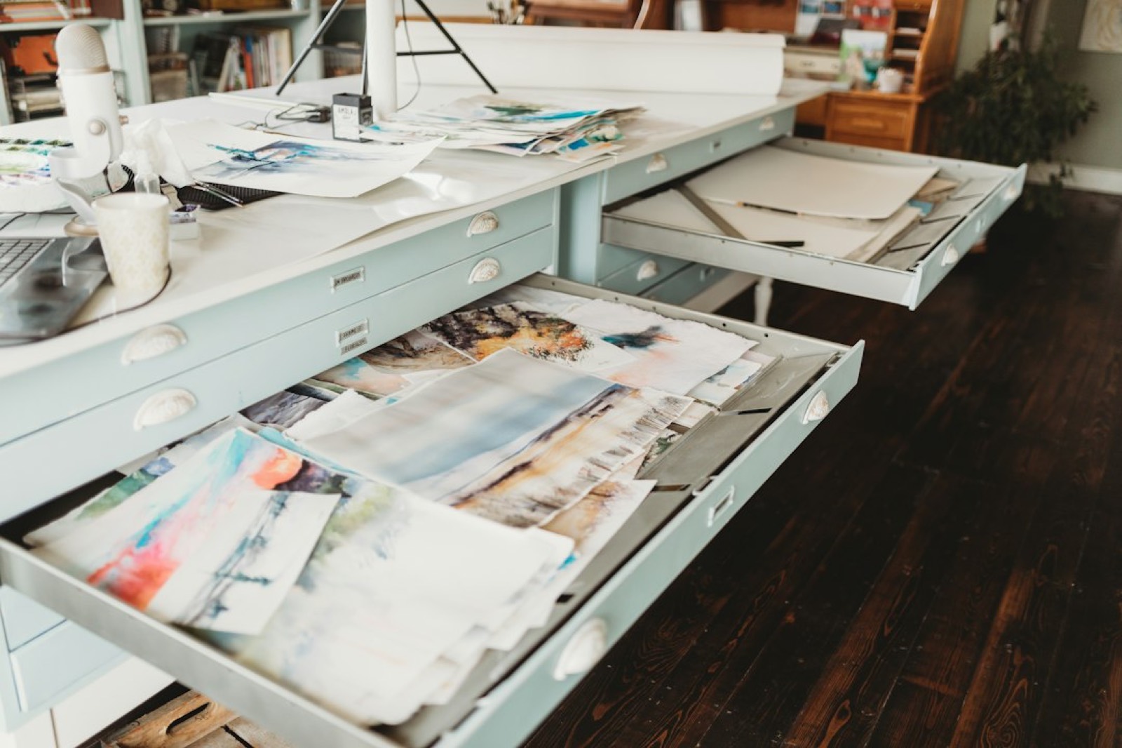 Artisan vérifiant ses documents administratifs sur un bureau avant de lancer son site internet
