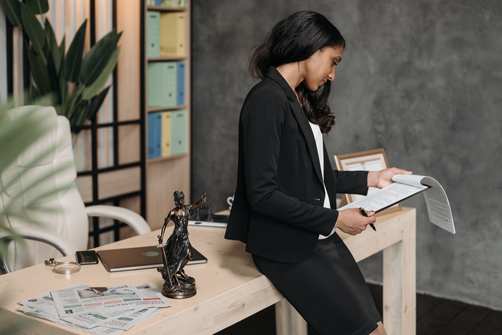 Personne lisant un courrier administratif à son bureau