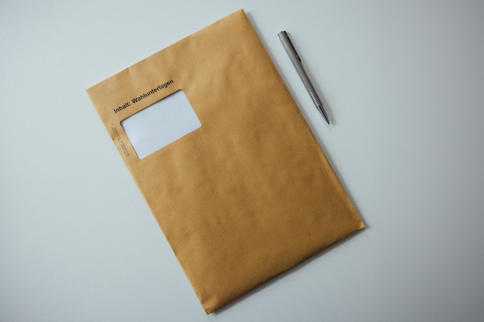 Lettre officielle et stylo posés sur un bureau, signature d'un document administratif