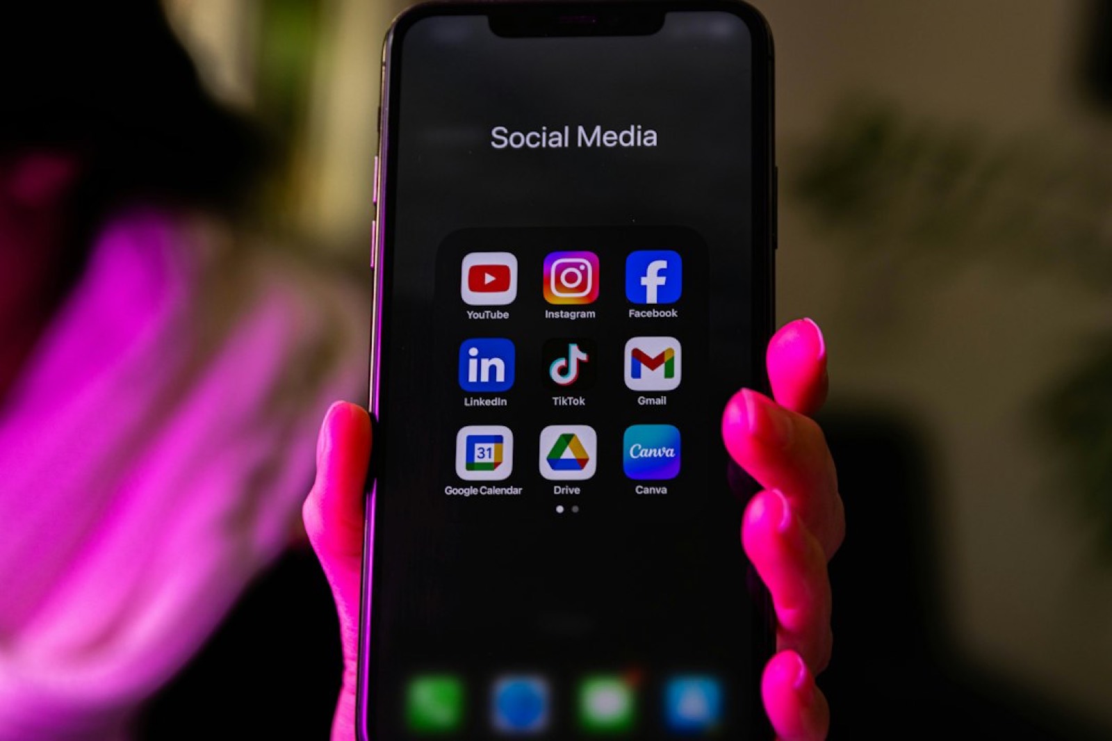 Écran de smartphone affichant un profil de réseau social avec une bio personnalisée