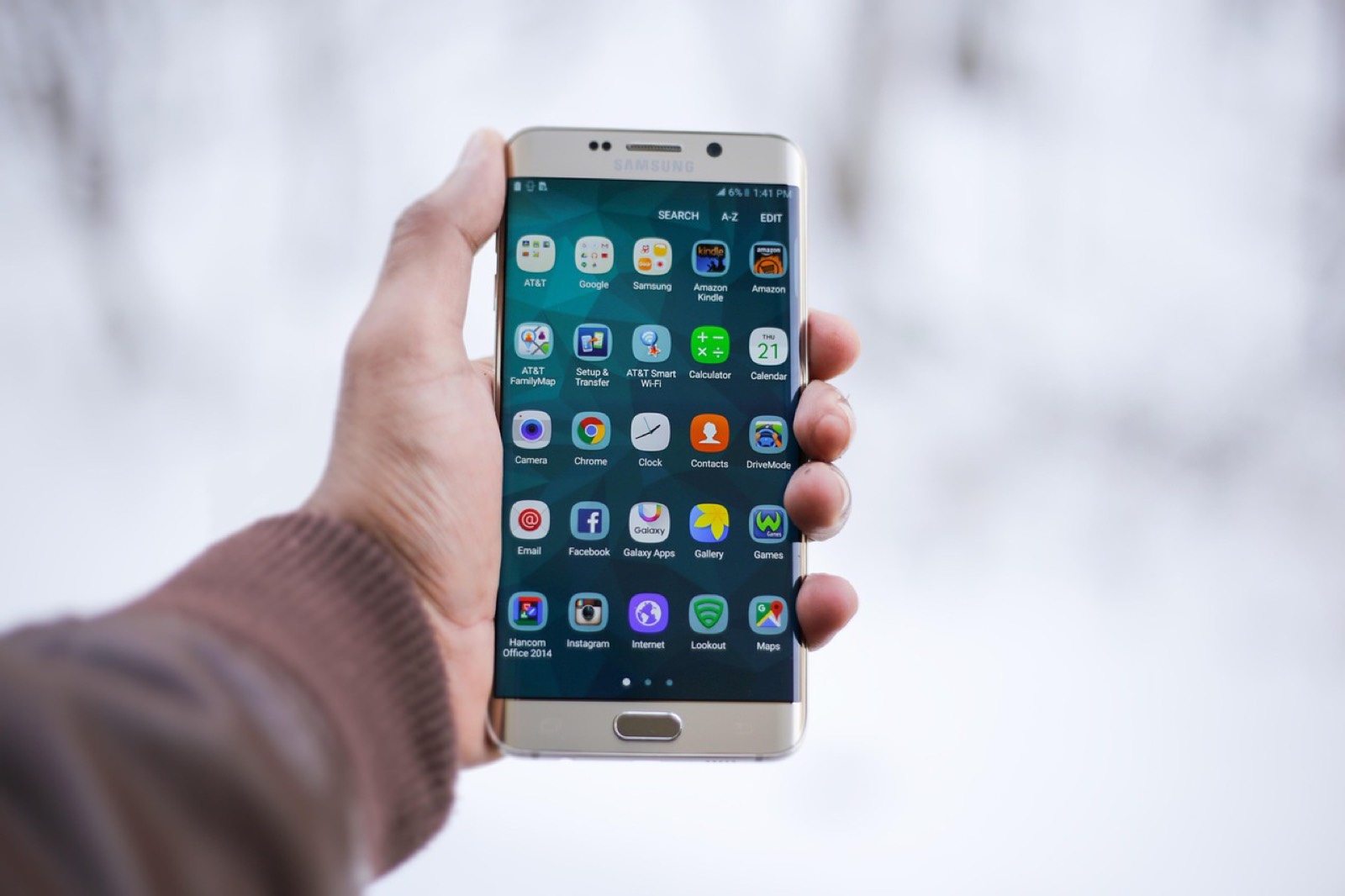 Écran de smartphone affichant des caractères typographiques stylisés