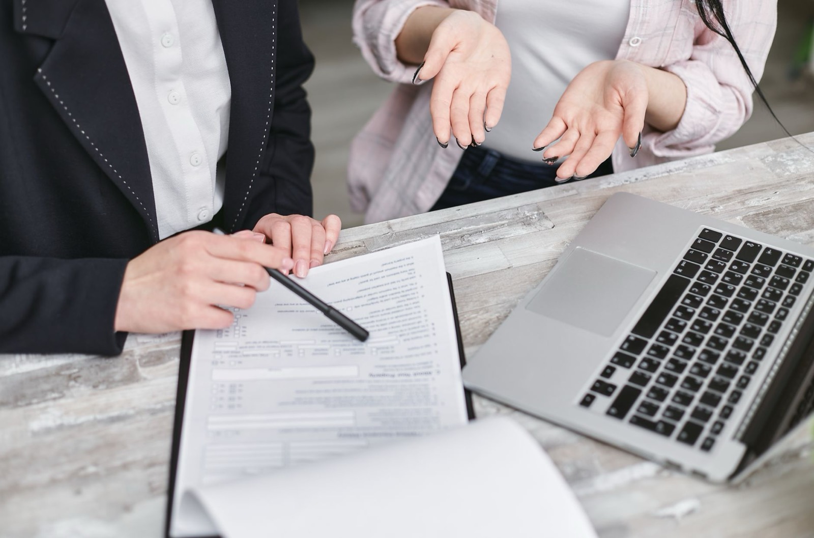 Personne signant un contrat immobilier sur un ordinateur portable