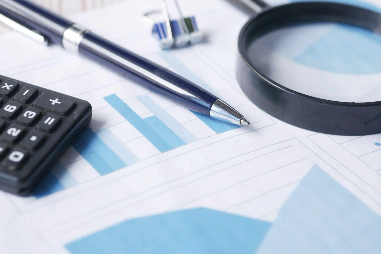 Calculatrice et documents sur un bureau pour vérifier un contrat d'investissement à impact avant de signer