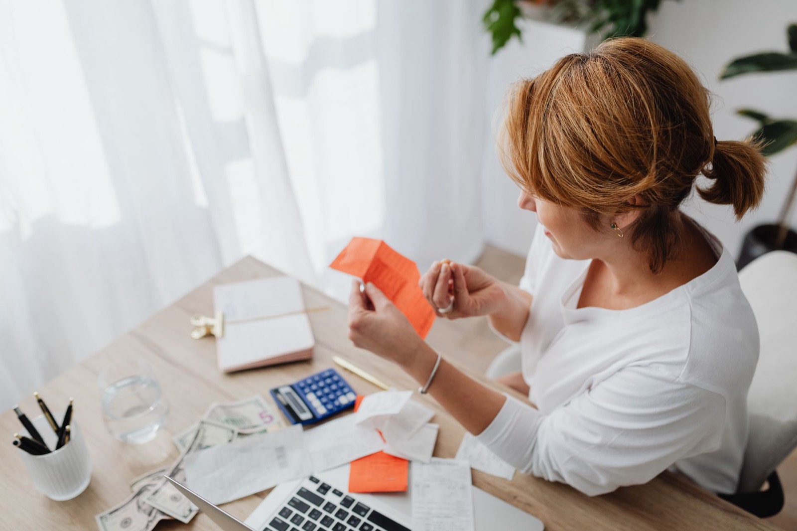 Ordinateur portable, factures et calculatrice sur un bureau pour faire le point sur ses abonnements