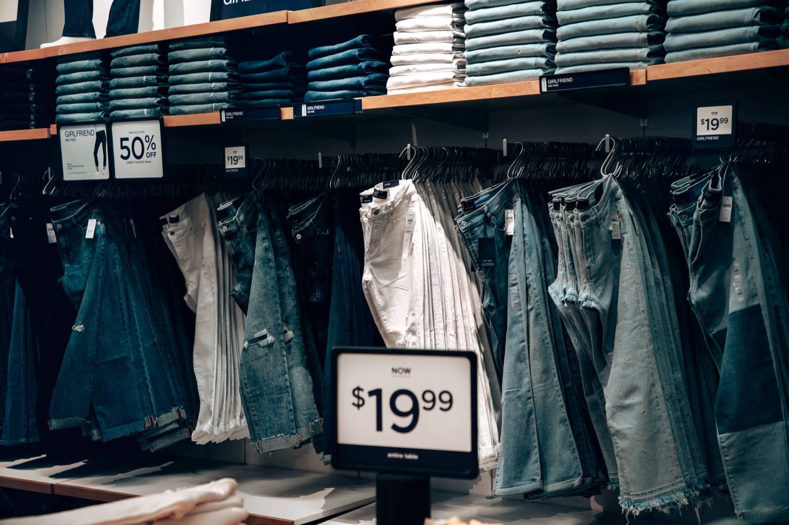 Étiquette de prix sur un portant de vêtements en magasin