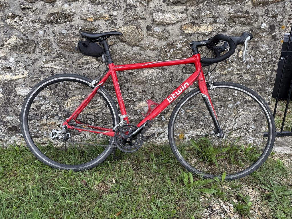 Premier vélo de route : ce que 1 000 € achètent vraiment en 2026