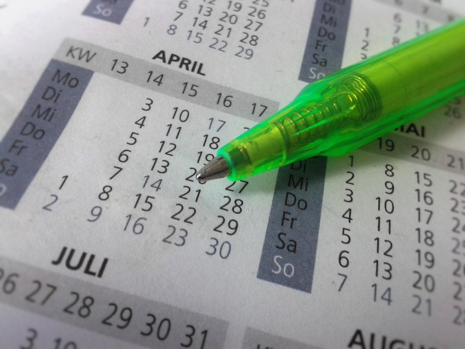 Calendrier avec un stylo et une note pour rappeler une date de renouvellement