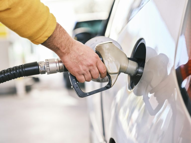 Carburant : êtes-vous éligible à l&rsquo;aide de 100 euros ?