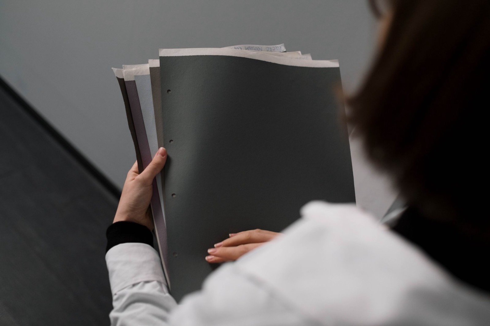 Dossier administratif avec documents et chemise posés sur un bureau