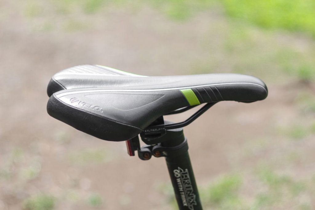 Vélo de route débutant : les accessoires qui comptent plus que le cadr