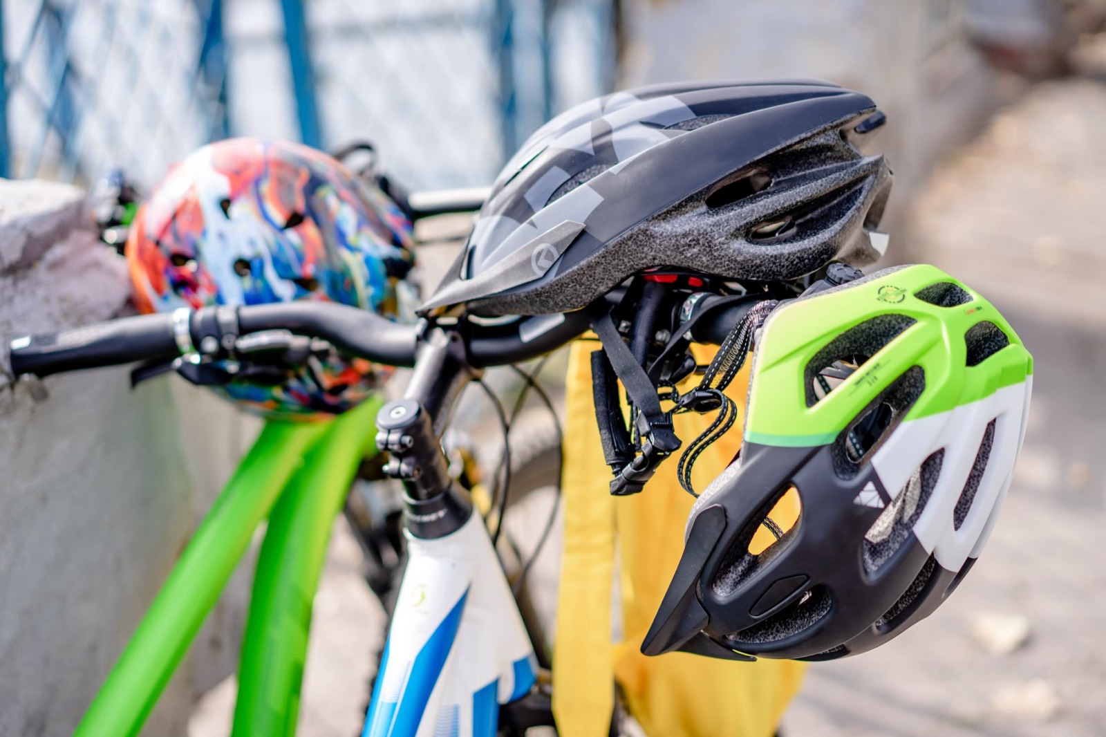 Casque, gants et accessoires de cyclisme posés en vitrine de magasin
