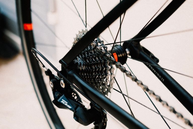 Vélo de route : les frais d&rsquo;entretien qu&rsquo;on oublie souvent de chiffrer