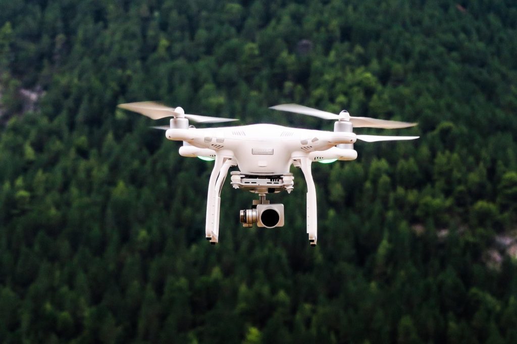 Faire filmer un mariage ou une fête par drone : ce que paie le devis